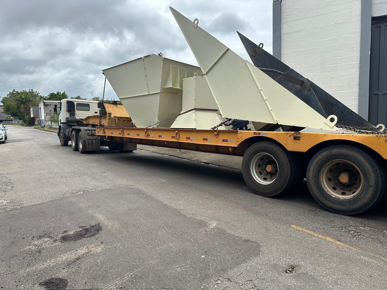Expedição de equipamento de grande porte