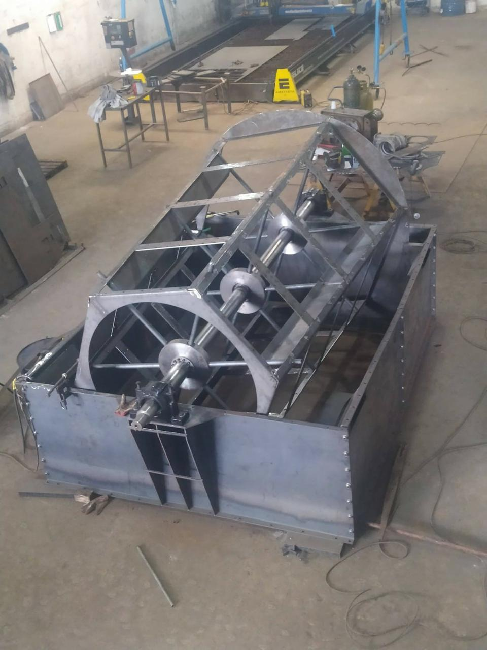 Estrutura em fabricação · caldeiraria pesada