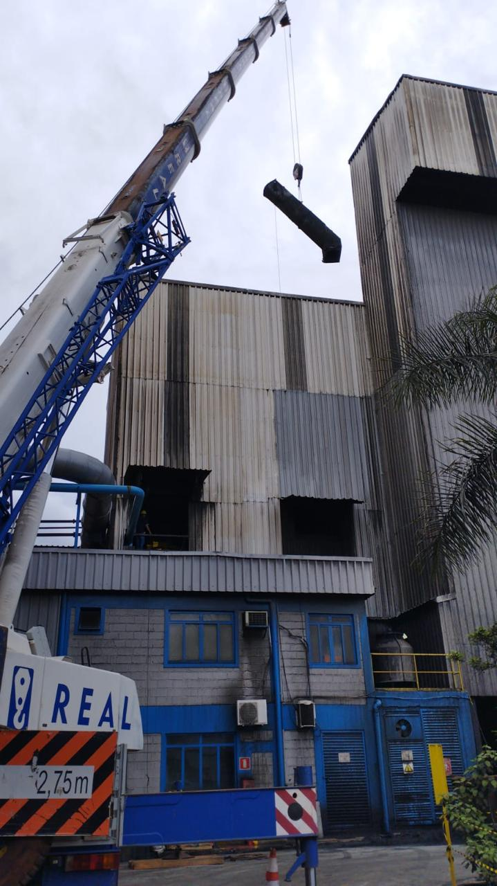 Içamento de equipamento · montagem industrial com guindaste