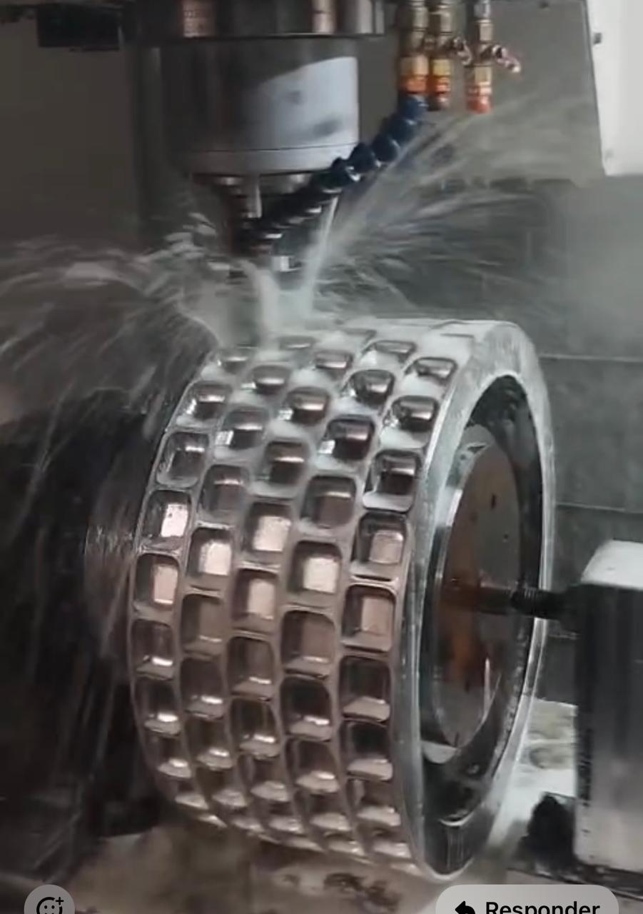 Usinagem CNC com refrigeração em componente cilíndrico